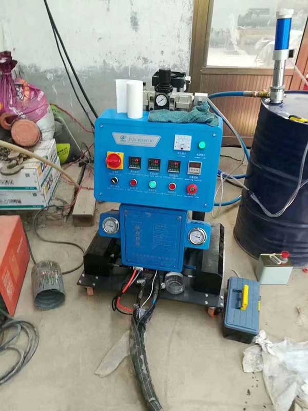 江蘇聚氨酯噴涂機(jī) 熱水管外保溫Q2600智能定時(shí)施工(圖1) 江蘇聚氨酯噴涂機(jī) 熱水管外保溫Q2600智能定時(shí)施工