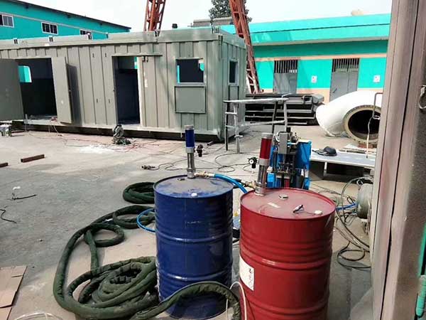 湖南聚氨酯發泡設備 Q2600型集裝箱移動房保溫施工(圖2) 湖南聚氨酯發泡設備Q2600型集裝箱移動房保溫施工
