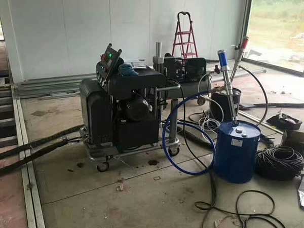 西藏拉薩冷庫保溫工程聚氨酯保溫材料5優勢(圖1) 聚氨酯保溫發泡機用于輕鋼房保溫施工