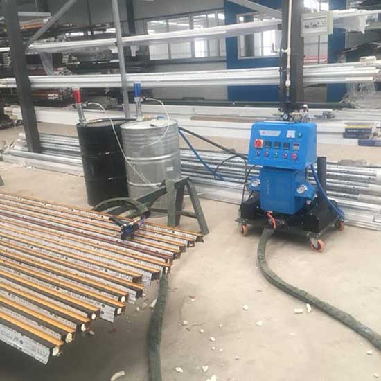 鋁型材填充發(fā)泡機(jī)(圖1) Q2600D定時(shí)定量聚氨酯斷橋鋁型材填充發(fā)泡機(jī)