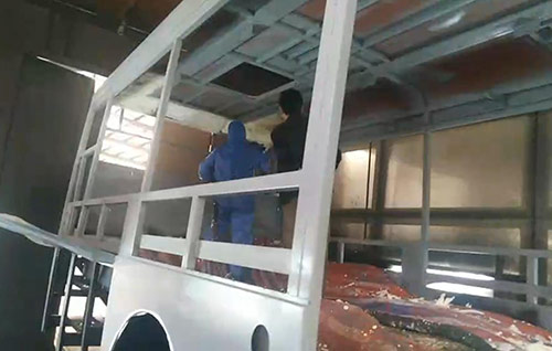 車輛內飾頂棚噴涂發泡保溫(圖1) 車輛內飾頂棚噴涂發泡保溫