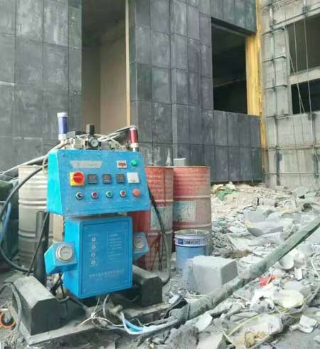 外墻保溫噴涂機(圖1) Q2600外墻保溫噴涂機施工