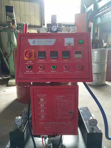 聚氨酯發泡熱水器(圖1) D型熱水器保溫用聚氨酯發泡機